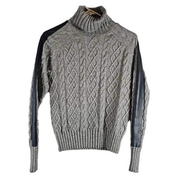 Evereve Sweaters - NWT Evereve Harlow‎ Pullover Cable Sweater Women's XS Gray Faux Leather Sleeve